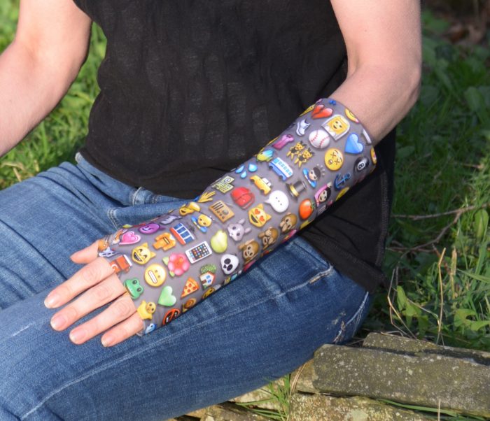 broken arm cast cover grey emoji