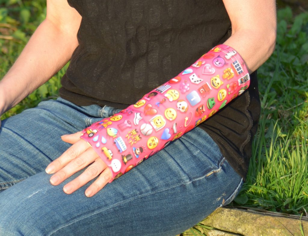 Cast cover pink emoji Supersleeves cast covers
