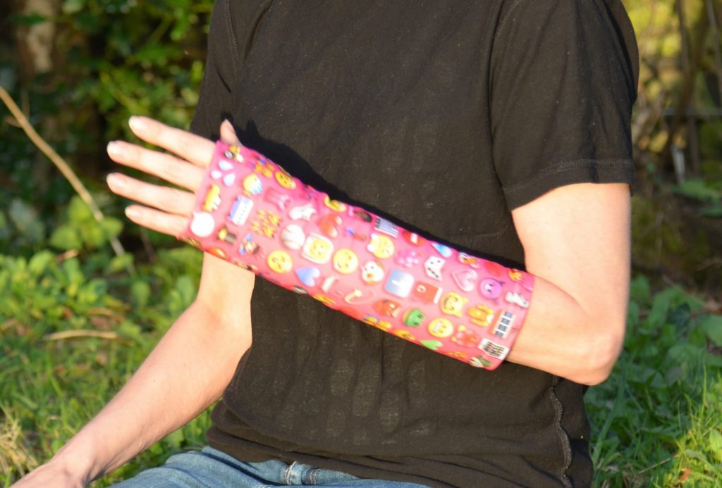 Cast cover pink emoji Supersleeves cast covers